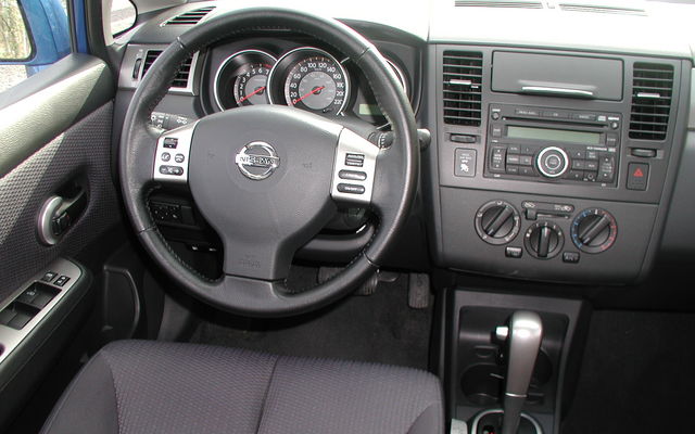 Nissan Versa SL hatchback 2008