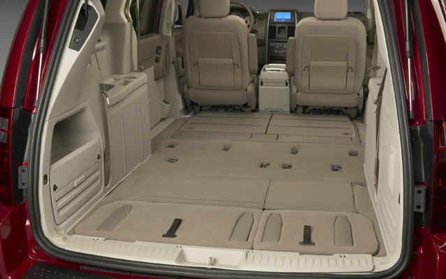 Dodge Grand Caravan. Avec sièges repliés dans le plancher (Stow 'n Go)