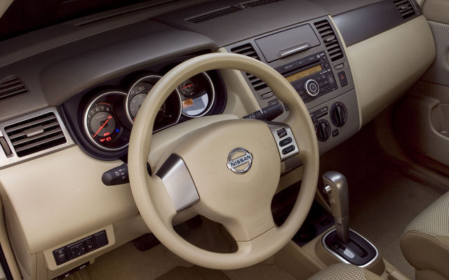 Nissan Versa hatchback 2009