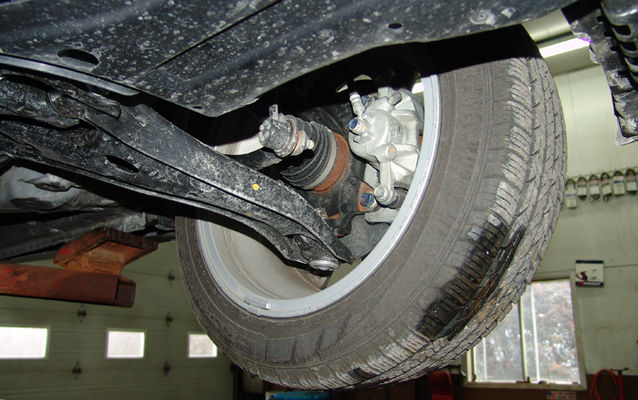 Détail de la suspension avant et des freins ABS.