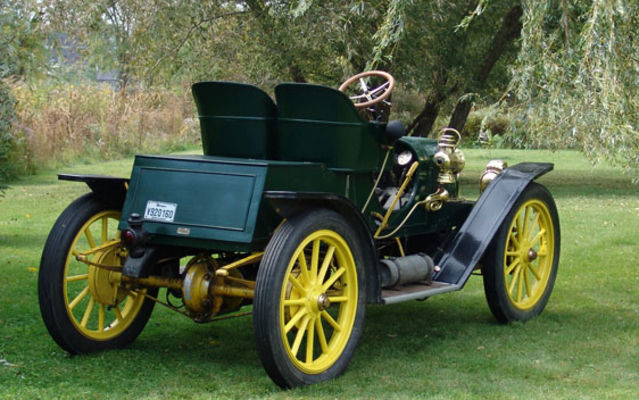 Stanley Steamer 1910. Ce véhicule ne pèse que 816 kg (1800 livres)