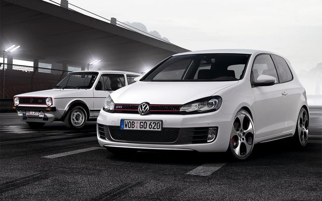 La première GTI 1976 et une GTI 2010