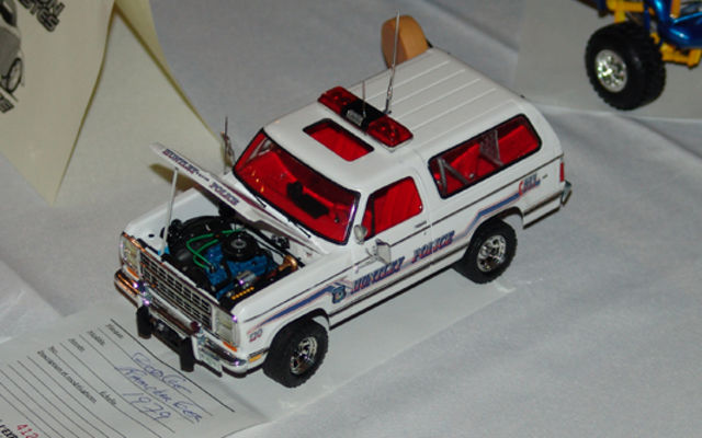 Superbe Dodge Ramcharger 1979 de police. Des détails à profusion!