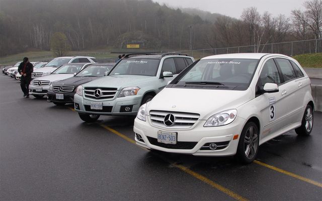 Douze Mercedes-Benz prêtes à rouler en piste