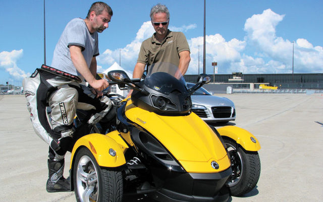 Costa Mouzouris et Yves Demers avec le Spyder