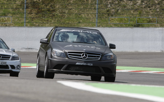 Les instructeurs pilotent des C63 AMG spécialement préparées.