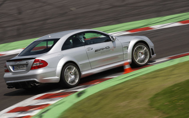 Cette CLK 63 AMG adopte une bonne ligne de courbe