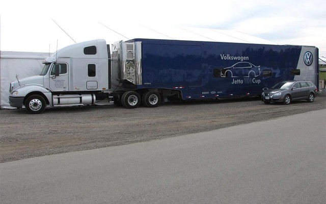 La caravane de la série Jetta TDI Cup se déplace avec ces gros camions