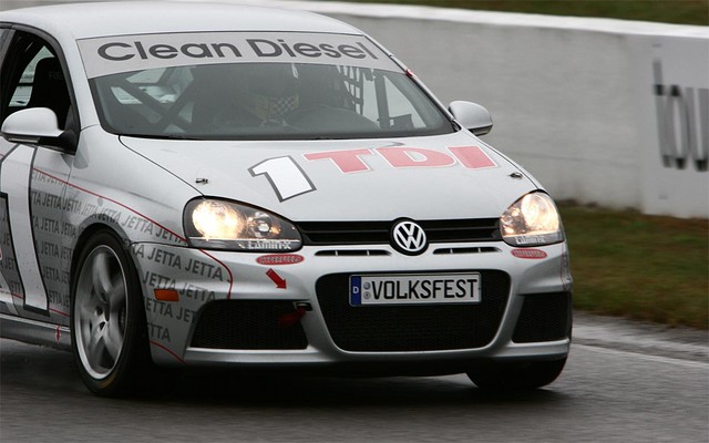 Jan Heylen au volant d'une des 'voitures-taxis' de la Coupe Jetta TDI