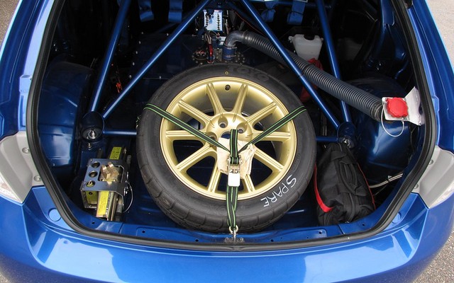 La roue de rechange et la cellule de carburant de la STI Targa