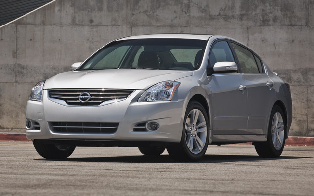 2010 Nissan Altima Offers New Look New Tech Features The