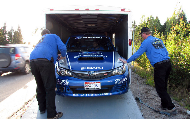 Andrew et Lewis aident Stewart à charger la STI après la première étape