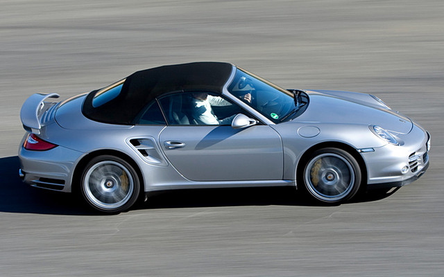 La 911 Turbo Cabriolet sur le circuit d'Estoril au Portugal