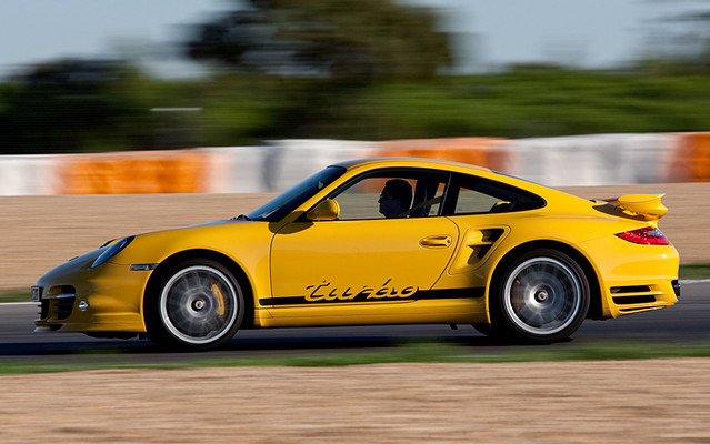 La Porsche 911 Turbo Coupé 2010 sur le circuit d'Estoril au Portugal