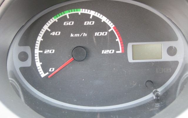 Vitesse maximale: 105km/h. Le 0-100km/h demande... 41 secondes!