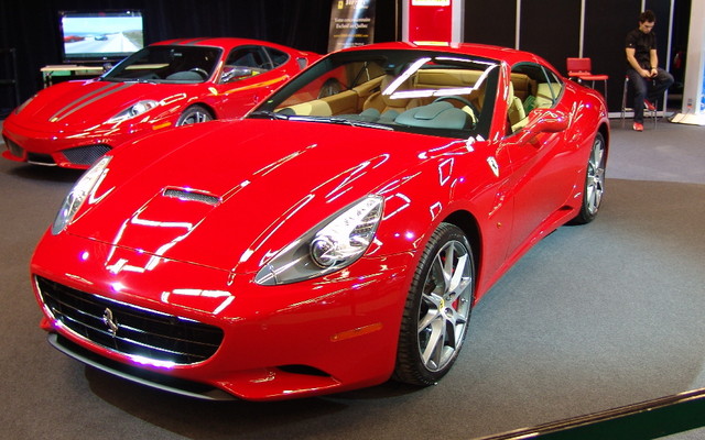 La superbe Ferrari California. En arrière-plan, la F430