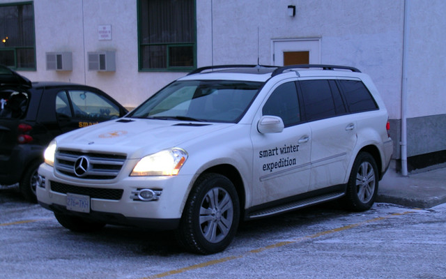 Un des Mercedes-Benz GL qui nous accompagne