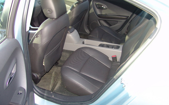 Chevrolet Volt 2011. La batterie passe entre les deux sièges.