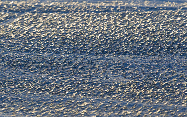 La surface du lac glacé scarifiée par les crampons