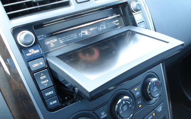 Écran de navigation qui bascule pour pouvoir insérer un CD.