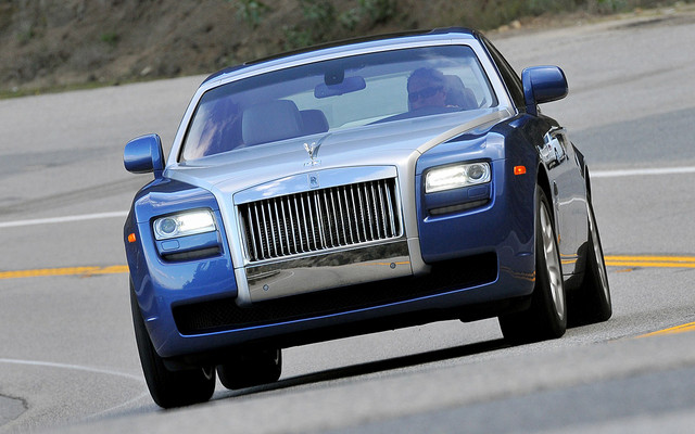L'étonnante Rolls-Royce Ghost en action sur une route calfornienne