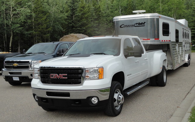 Sierra 3500 avec une roulotte pouvant transporter 4 chevaux.