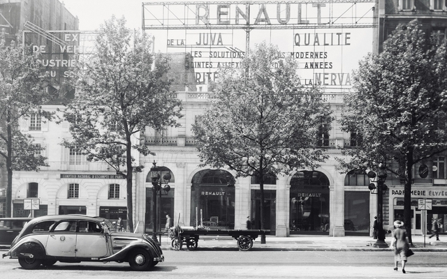 Nouvelle façade du magasin Renault sur les Champs-Elysées 1938