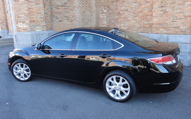 La couleur noire donne une touche de noblesse à cette Mazda!