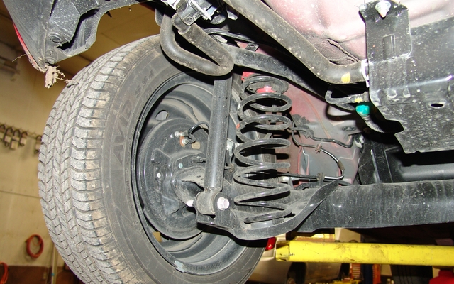 Mazda2 2011. Détail de la suspension arrière et des freins à tambour