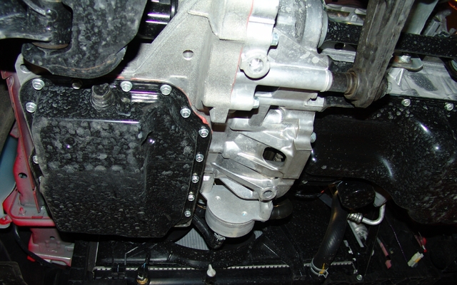 Mazda2 2011. Détail du carter d'huile et de la transmission automatique.