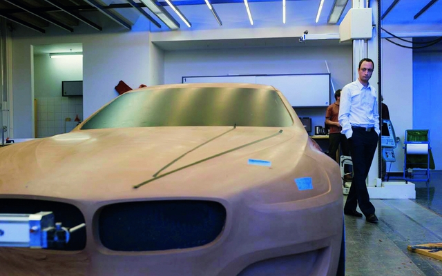 Karim Habib et la maquette de l'actuelle Série 7 de BMW