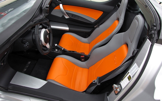 Les sièges sport bien sculptés de la Tesla Roadster