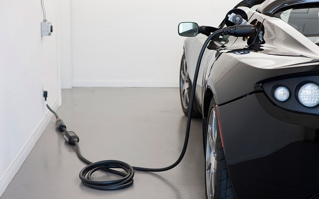 Une Roadster en recharge sur un circuit de 220 volts
