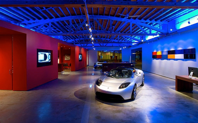La salle d'exposition design d'un magasin Tesla
