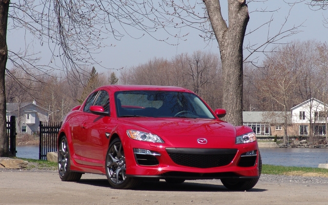 Mazda RX-8. Pour Karine H.!