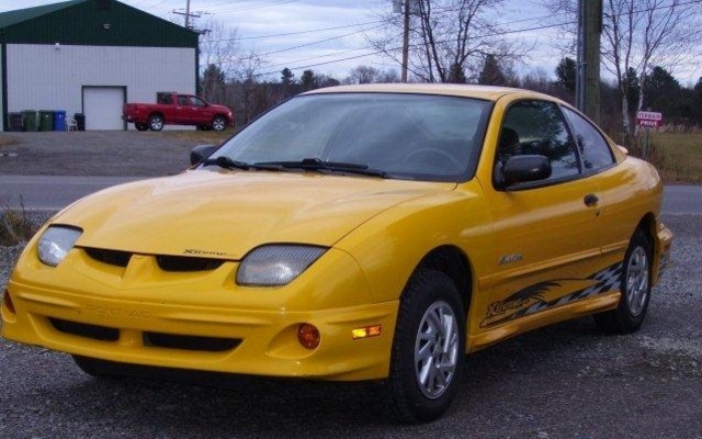 Pontiac Sunfire jaune. Pas pour Karine P...