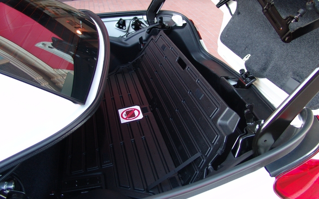Chrysler 200 cabriolet 2011. Le toit remisé repose sur cette "tablette"