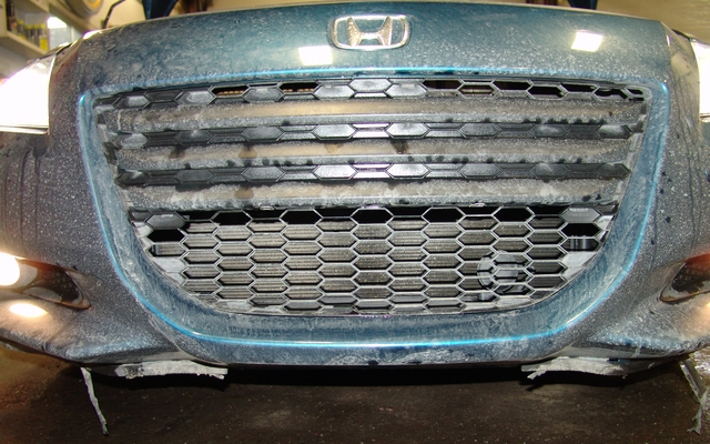 Honda CR-Z 2011. Une vue sur le radiateur, placé très bas.