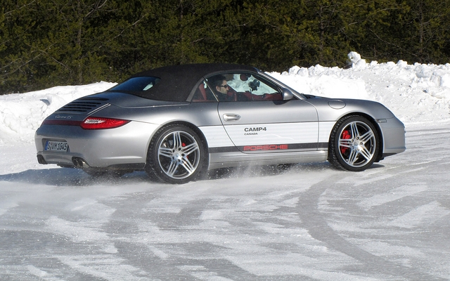 Une 911 Carrera 4 Cabrio en action sur le cercle de dérapage