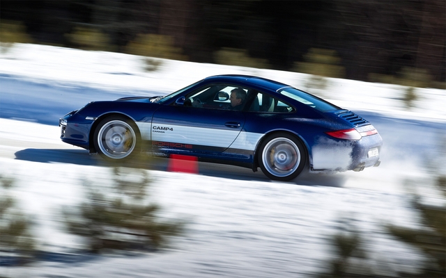 Un coupé Carrera 4S en pleine action à Mécaglisse