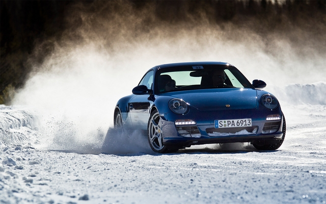 Un coupé Carrera 4S en pleine action à Mécaglisse