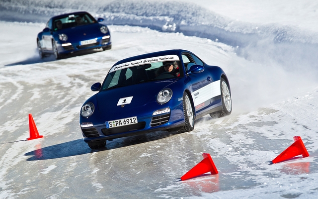Un coupé Carrera 4S en pleine action sur la glace vive à Mécaglisse