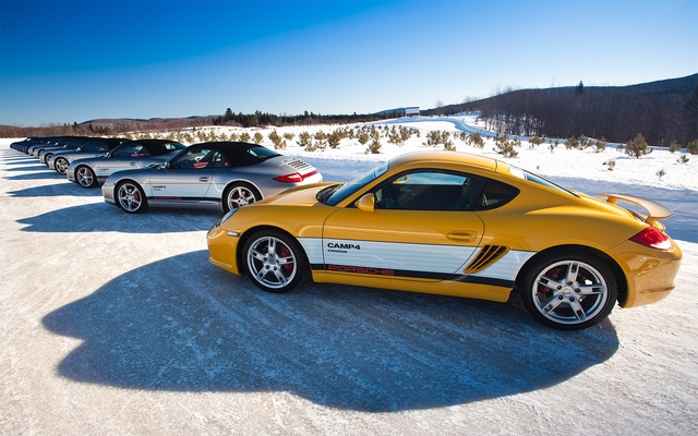  Les Cayman S et 911 Carrera 4 Cabrio du programme Camp4 sagement alignées