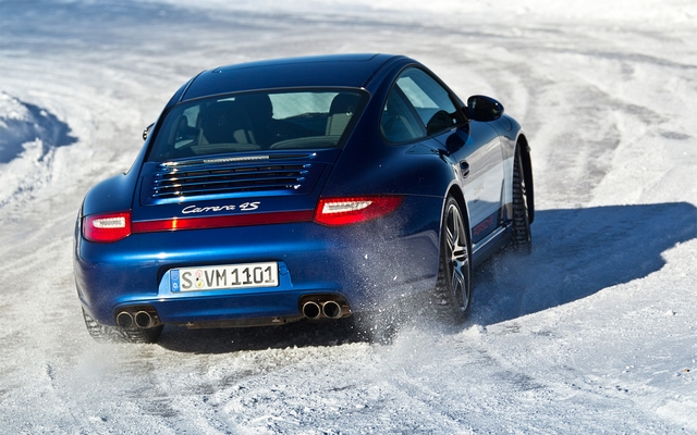 Un coupé Carrera 4S affiche sa motricité en sortie de virage