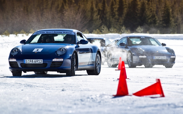 Un groupe de Carrera 4S enfile le slalom pour un parcours de reconnaissance