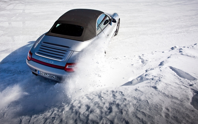 Une 911 Carrera 4 Cabrio balaie l'extérieur du cercle de dérapage