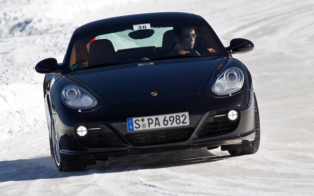 Joe Lawrence, le patron chez Porsche Canada, se concentre dans sa Cayman S