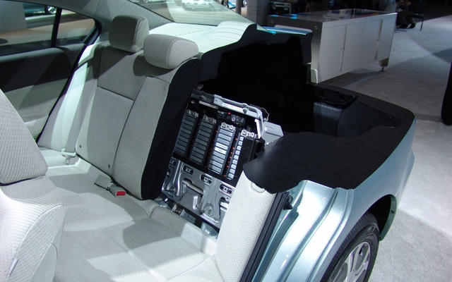 Honda Civic Hybrid 2012. Vue en coupe de l'ensemble de batteries.