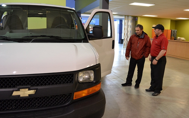 Danny Kok et le journaliste examinent le Chevrolet Express