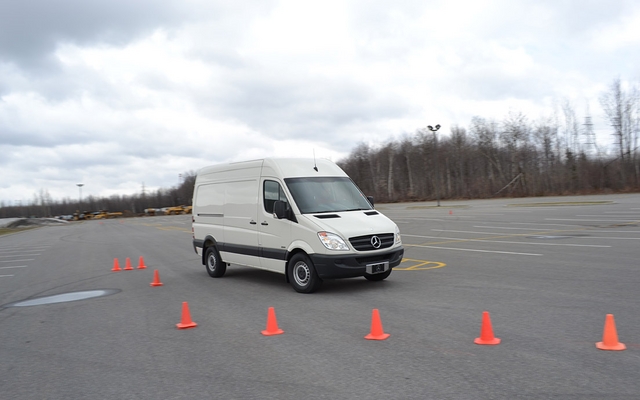 Exercice de freinage maximum combiné à un évitement en Sprinter